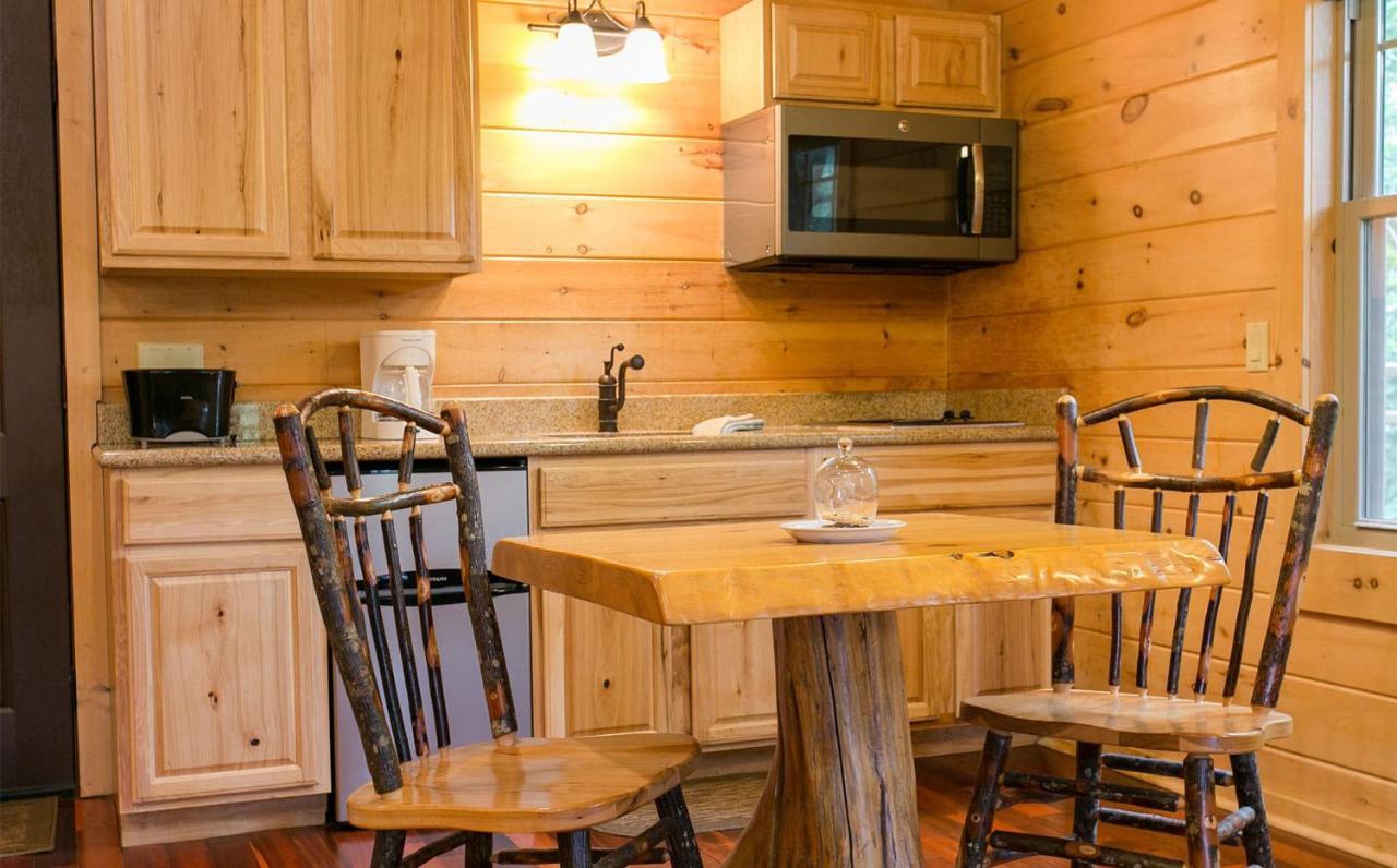 Whispering Pines Treehouse By Amish Country Lodging Millersburg Eksteriør bilde
